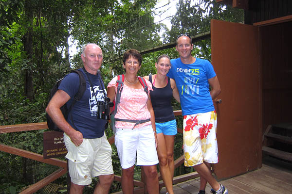 Groepsfoto bij de ingang van de canopy walkway